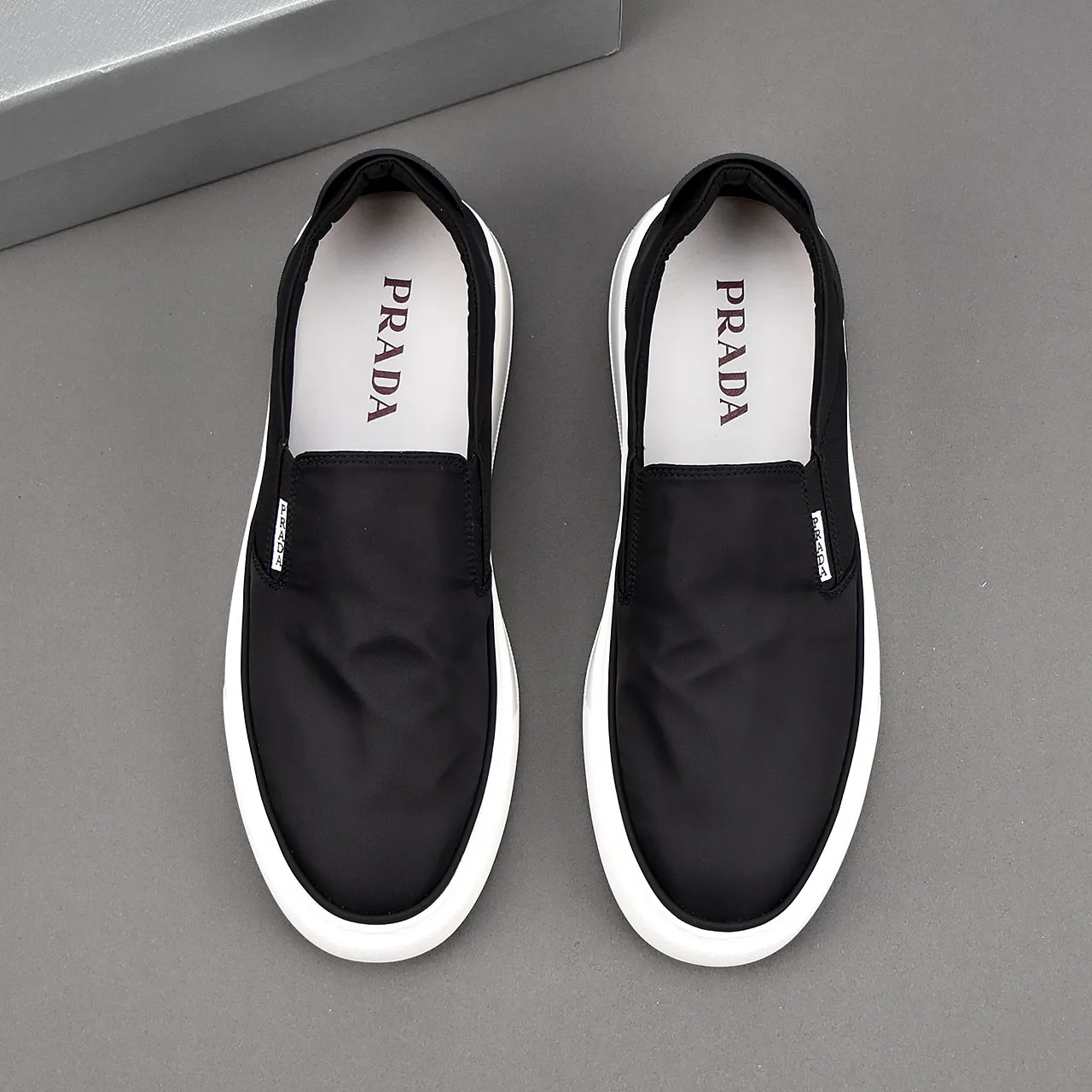 PP400❣️❣️❣️Prada breathable cloth shoes, the upper is made of comfortable and breathable fabric, and the ultra-light soft foam outsole. Men's size 39-44.